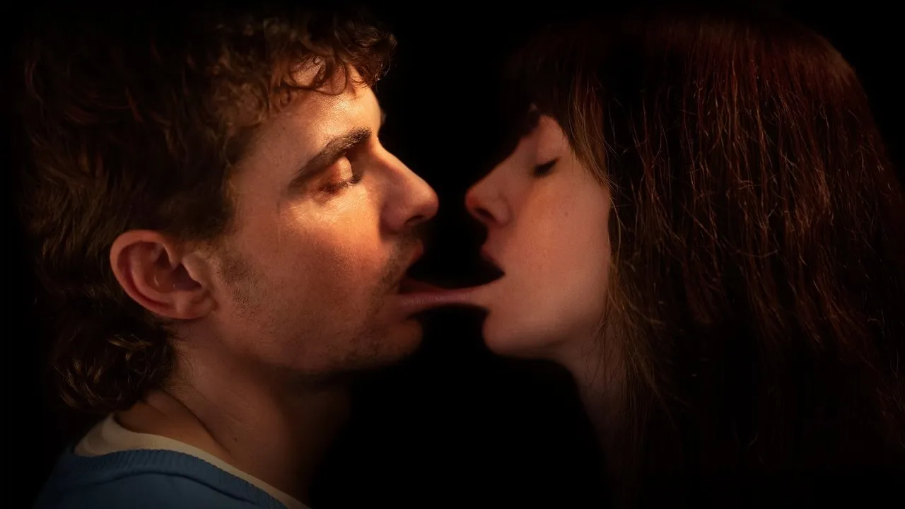 Штучний інтелект у Китаї змінив гей-пару на гетеро у фільмі жахів, викликавши критику